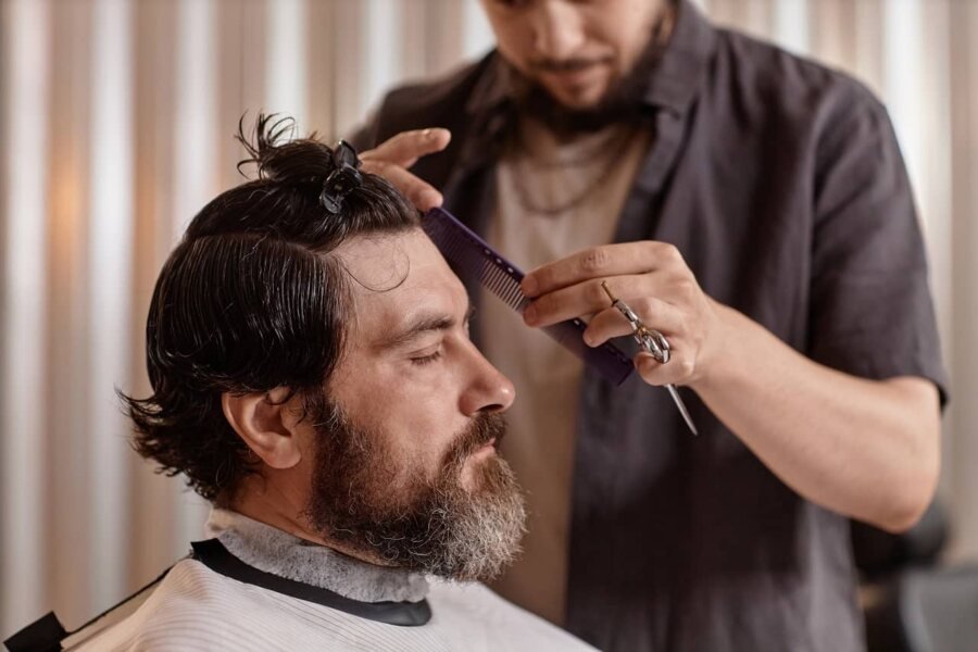 Cortes de cabelo práticos para homens após 40