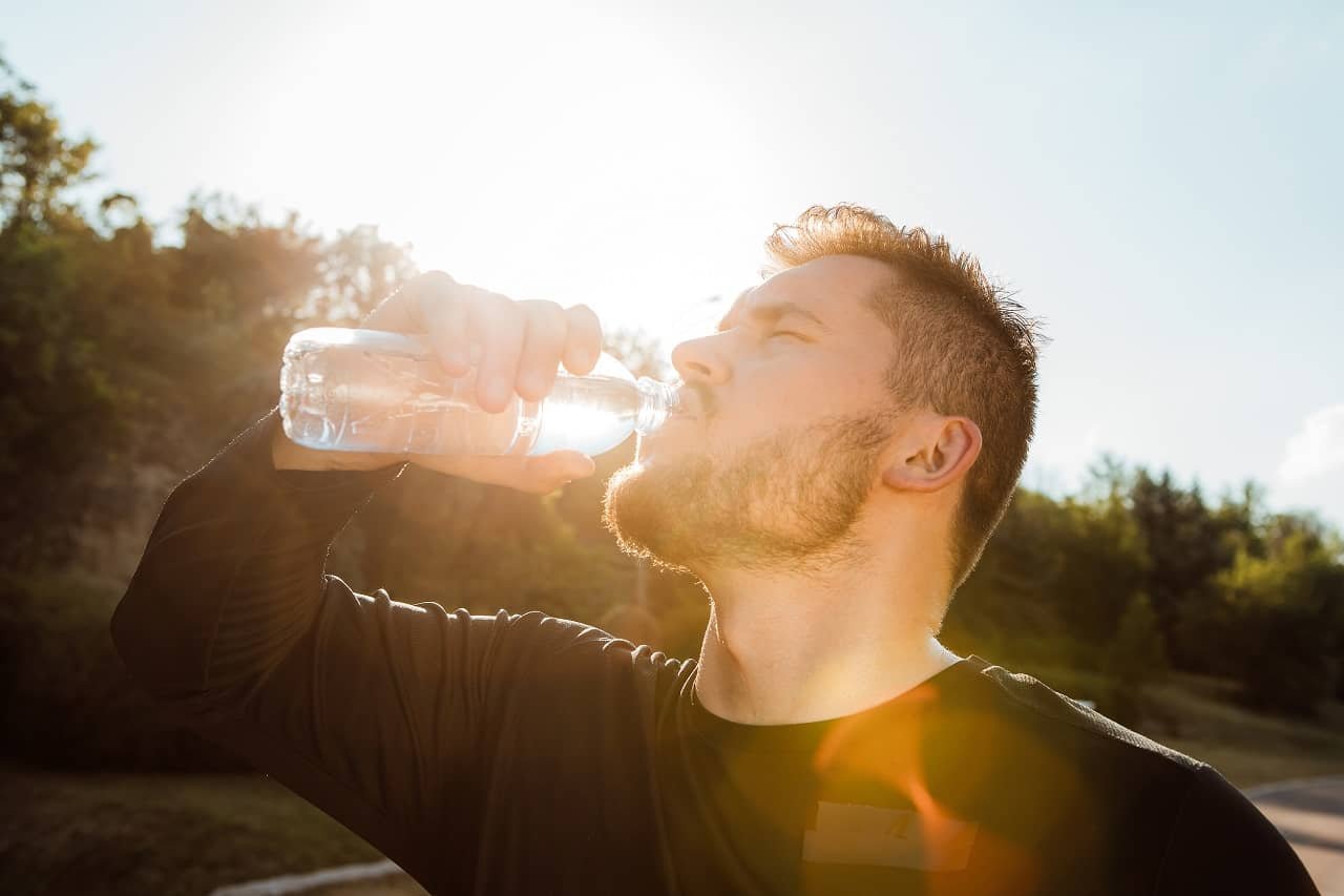 Hidratação masculina: por que beber 2L de água muda tudo
