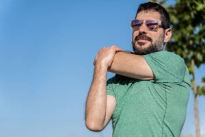 Alongamento matinal para homens alívio e prevenção